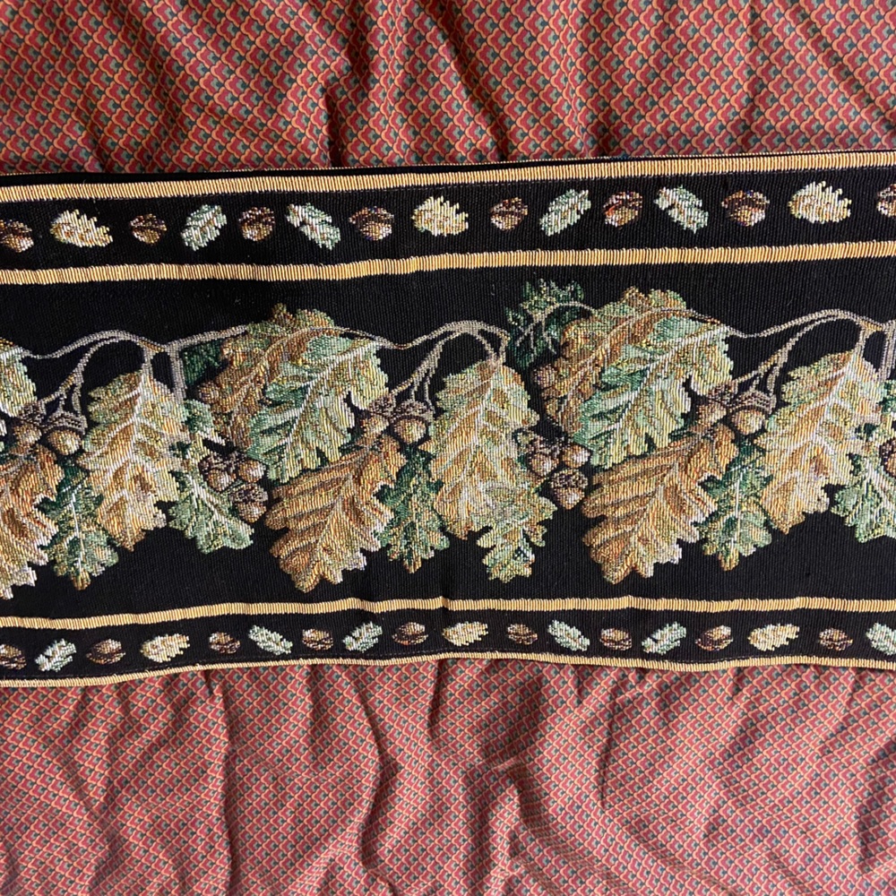 Mainstream International TAPESTRY Table Runner Oak Leaves and Acorns